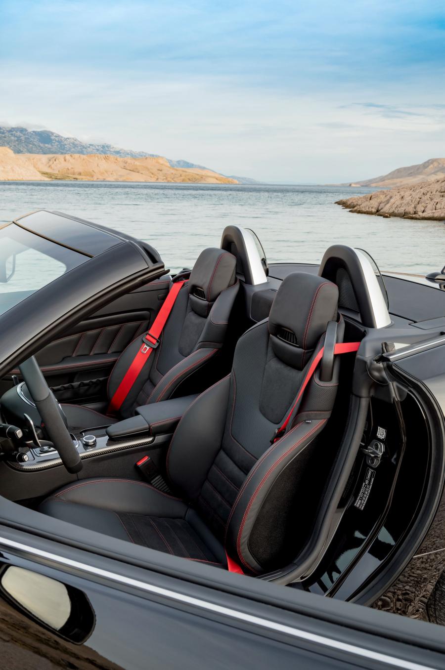 Интерьер Mercedes-AMG SLC43 2016 года  (фото 22 из 40)